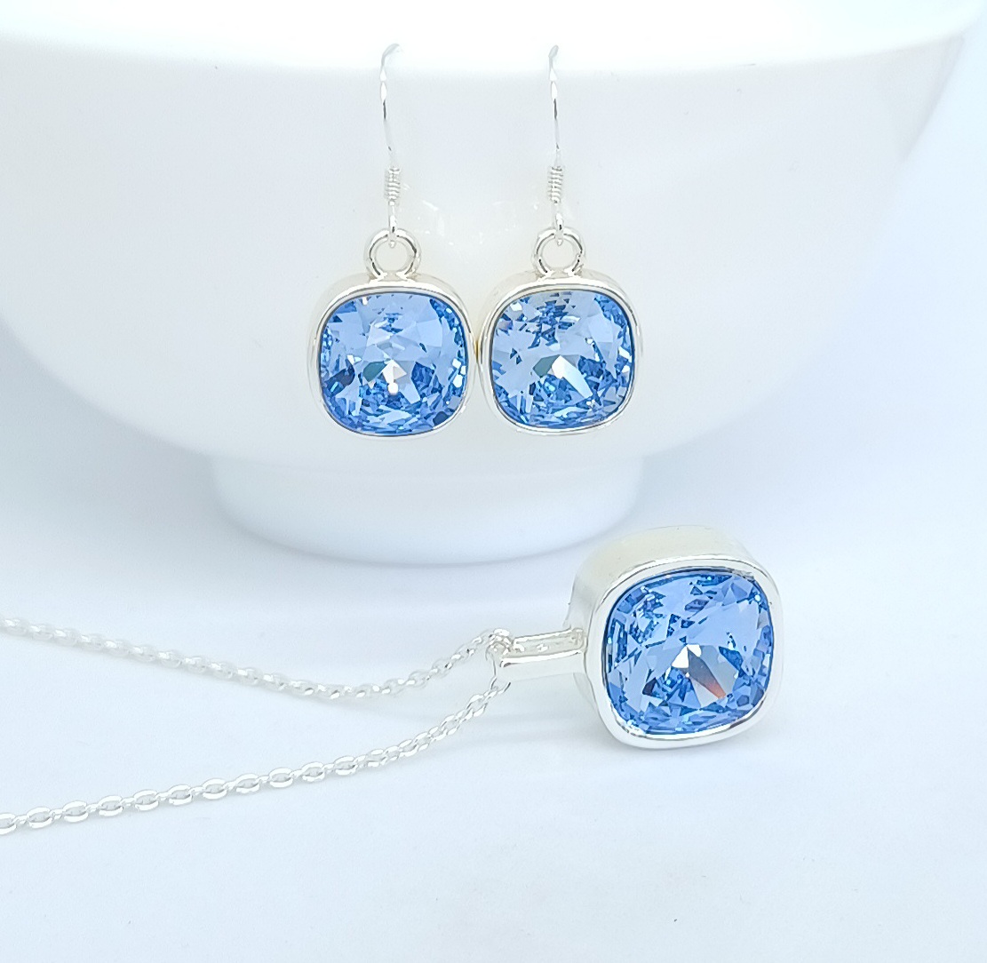 estéreo Moda Alienación Stunning Light Sapphire Blue Swarovski Crystal Necklace and Earrings Set. –  Wendi Lindsay Jewellery